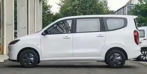 国民神车再升级！五菱燃油新车亮相，7座布局太懂国人